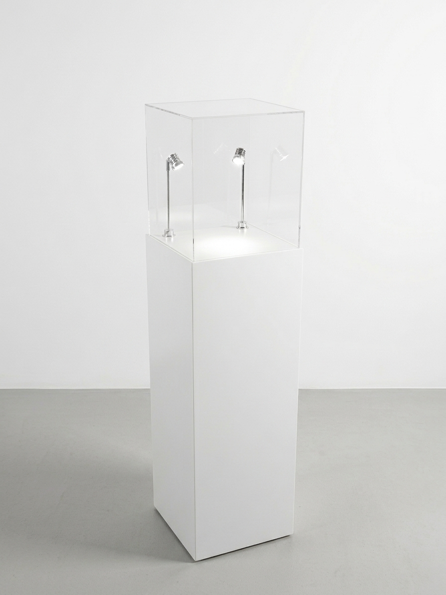 totem con teca in plexiglass e faretti led